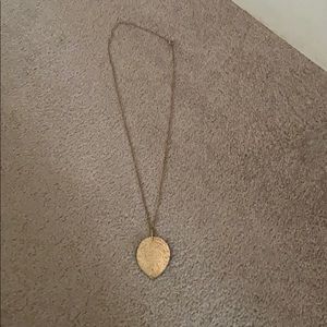 Gold pendant leaf necklace